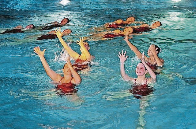 Glamouröse Show: Die Synchronschwimmerinnen werden im Hallenbad Flös das Publikum verzaubern. (Bild: pd)