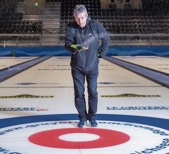Mark Callan besprenkelt das Curlingfeld. Ein Arbeitsschritt, den er laufend wiederholt. (Bild: Urs Bucher)