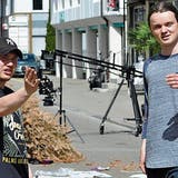 Produzent Noa Röthlisberger bespricht sich vor dem Dreh mit seinem Regisseur Valentin Burell. (Bild: Mario Testa)