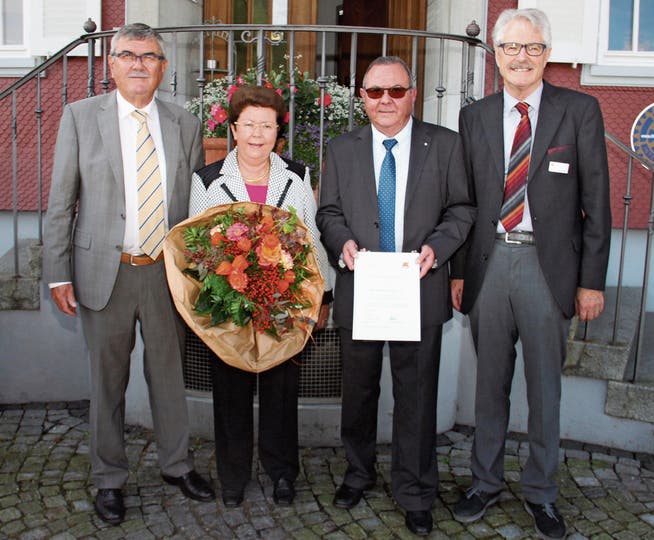 Die Geschwister Thomas, Monika und Jürg Klopfenstein sowie AWG-Präsident Bruno Schlauri. (Bild: Christof Lampart/PD)