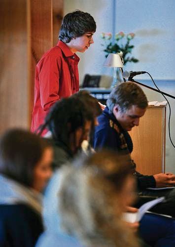 Simon Michel liest in der Kartause Ittingen als einer der sechs Preisträger eine Religionssatire vor. (Bild: Reto Martin)