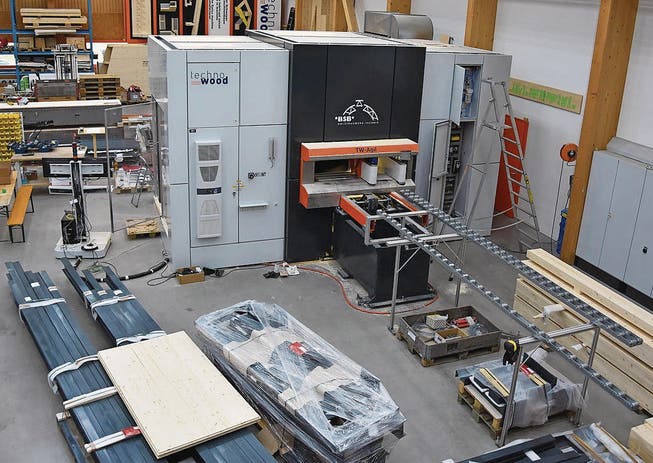 Blick in die Produktionshalle: Eine Maschine wird hergestellt und getestet. (Bild: Ruben Schönenberger)