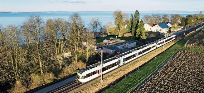 Ohne Umsteigen von Chur via St. Gallen und Konstanz bis nach Basel: Diese Bahnvision verfolgen Karin Keller-Sutter und Paul Rechsteiner. (Bild: Ralph Ribi (Uttwil, 10. März 2017))