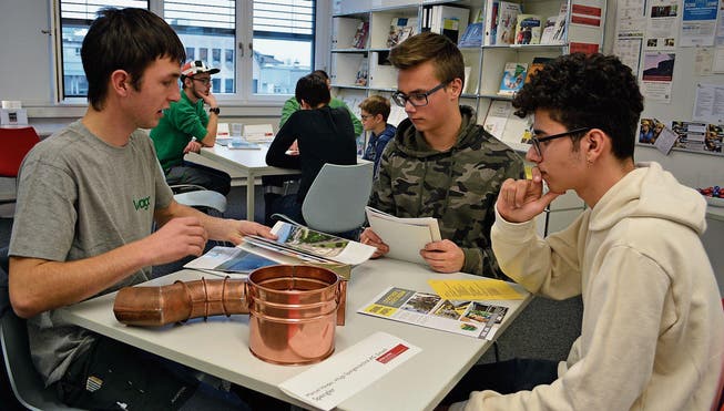 Manuel Hinder (links) erklärt zwei Schülern den Spenglerberuf. (Bilder: Gianni Amstutz)