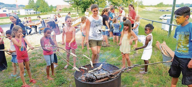 Beim Familienfest ist das Angebot vielseitig. Hier backen die Kinder Schlangenbrot über dem Feuer. (Bild: pd)