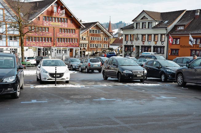 Die Pfosten auf dem Landsgemeindeplatz sind so weit auseinander, dass etliche die Parklücken nutzen, um weiterhin quer über den Landsgemeindeplatz zu fahren. (Bild: Roger Fuchs)