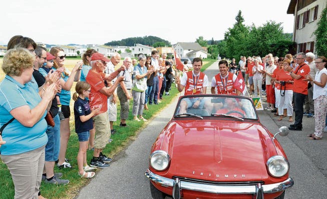Triumphfahrt im alten Triumph: Daniel und Martin Hubmann lassen sich von ihren Fans feiern. (Bild: Christoph Heer)