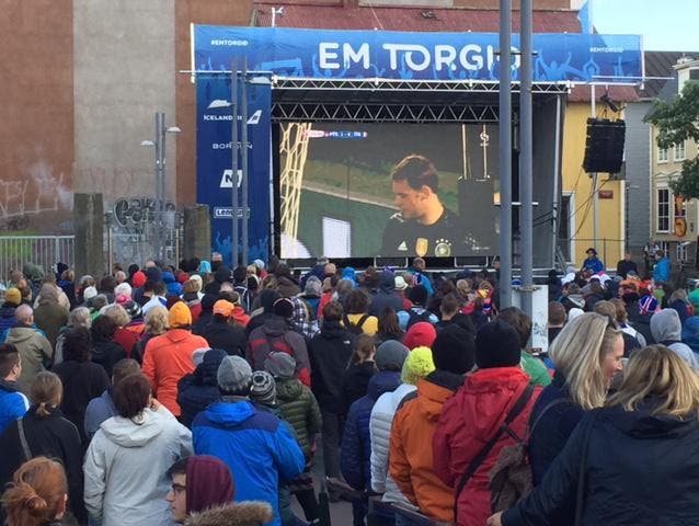 Der EM-Viertelfinal zwischen Deutschland und Italien zog auch die Menschen in Island in seinen Bann. (Bild: Marion Loher)