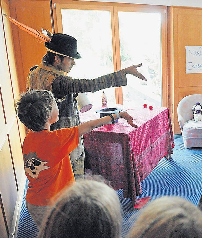 Kinder erfahren vom Zauberer, wie man sich der Magie bedient. (Bild: Michael Hug)