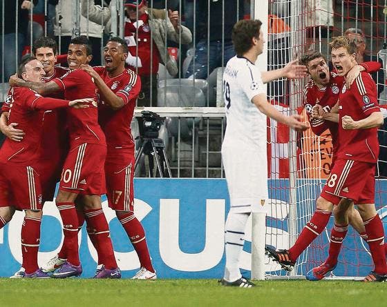 Jubelnde Bayern, ratlose Basler: Die Begegnung in den Champions-League-Achtelfinals nimmt doch den erwarteten Ausgang. (Bild: ky/Peter Klaunzer)