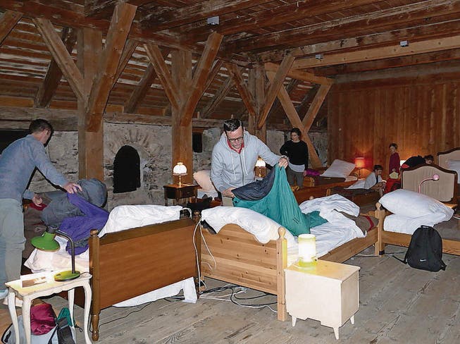 In der Bettenlandschaft im Schloss Werdenberg richten Gäste ihr Nachtlager ein.