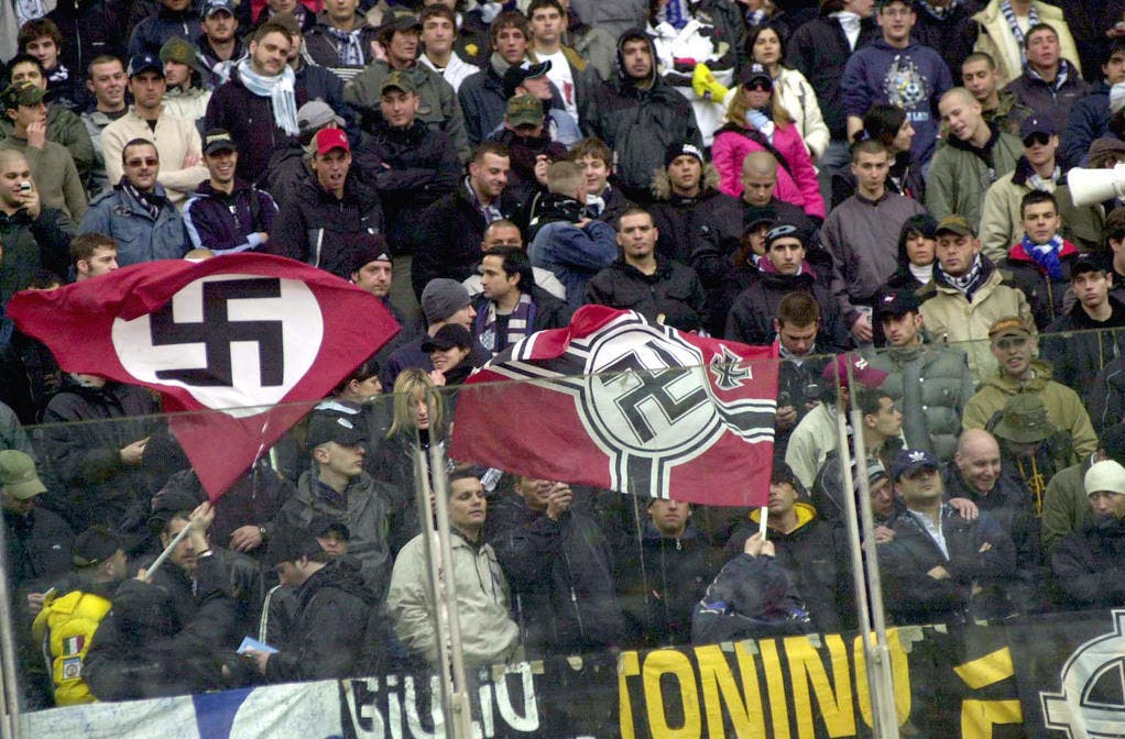 Hakenkreuze im Stadion: Blick in die Fankurve von Lazio Rom beim Match vom April 2005 gegen Livorno. (Bild: Keystone)