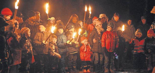 Abschluss des Pfadijahres: Im Fackelschein versammeln sich Kinder und Eltern zur Waldweihnacht im Roggwiler Forst. (Bild: Leena Eichenberger)