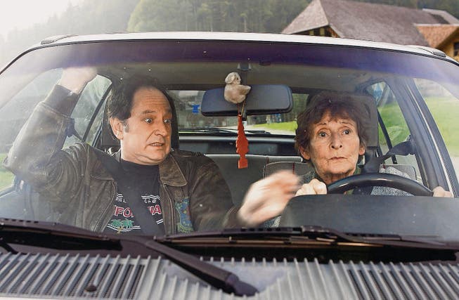 Monica Gubser lernt als Seniorin Hanni Bieri im Film «Die Herbstzeitlosen» Auto fahren, damit sie ihren Mann zum Arzt chauffieren kann. (Bild: SRF)