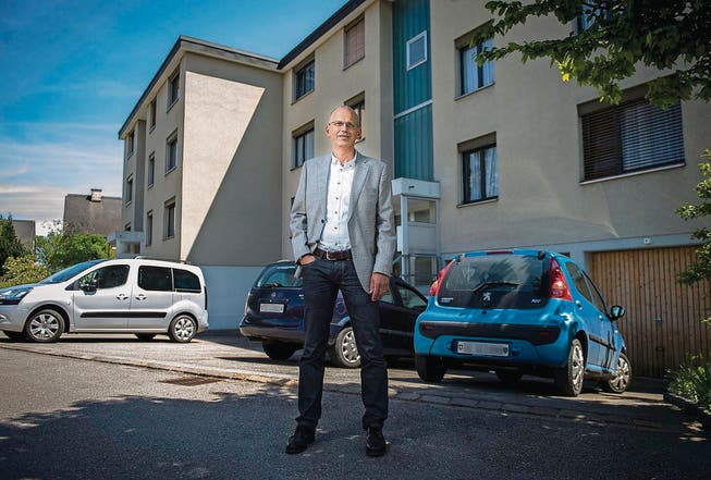 Der Salmsacher Gemeindepräsident Martin Haas vor einem Wohnhaus, das in der Statistik fälschlicherweise für leer erklärt wird. (Bild: Reto Martin)