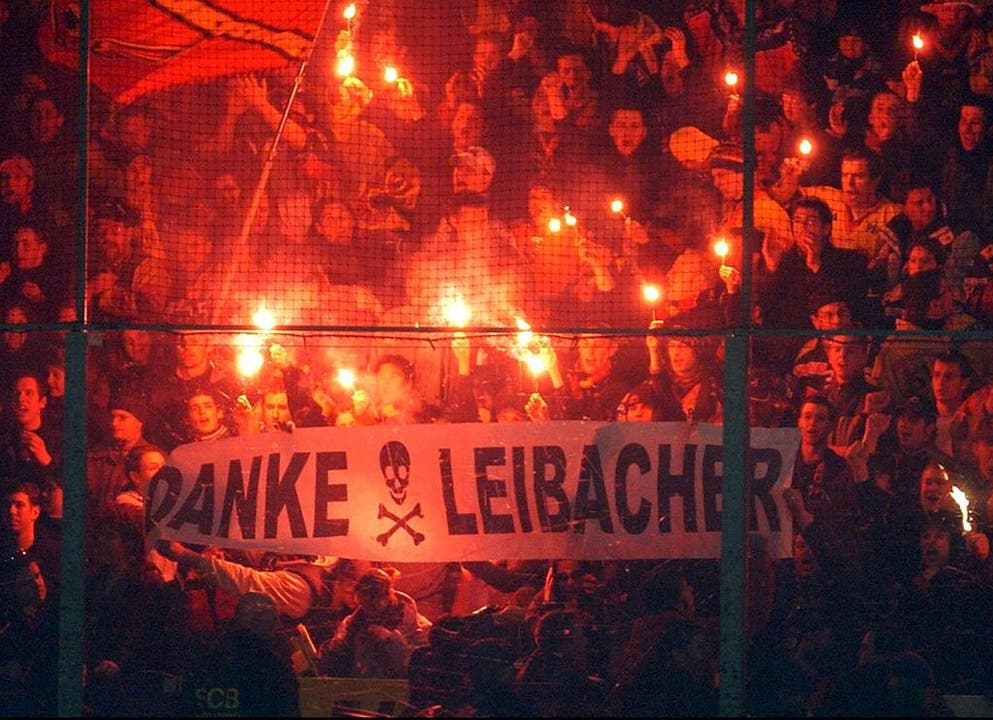 Hommage an einen Attentäter: Fans des Schlittschuhclubs Bern huldigen im März 2004 beim Auswärtsspiel in Zug Friedrich Leibacher. Dieser hatte drei Jahre zuvor 14 Politiker in Zug erschossen. (Bild: Keystone)