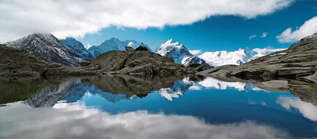 Die Aussicht von der Fuorcla Surlej im Engadin, gespiegelt in einem kleinen See, ziert das Buch «Bergüber» von Simon Walther als Titelbild. (Bild: Simon Walther)