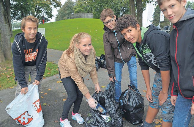Die Schülerinnen und Schüler der Sekundarschule Egelmoos haben ihre Säcke mit herumliegendem Müll gefüllt. (Bild: Yvonne Aldrovandi-Schläpfer)