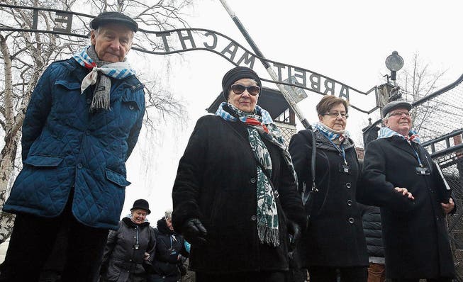 Besucher passieren am internationalen Holocaust-Gedenktag den Eingang zum deutschen Konzentrationslager Auschwitz im polnischen Oswiecim. (Bild: Czarek Sokolowksi/AP (27. Januar 2018))