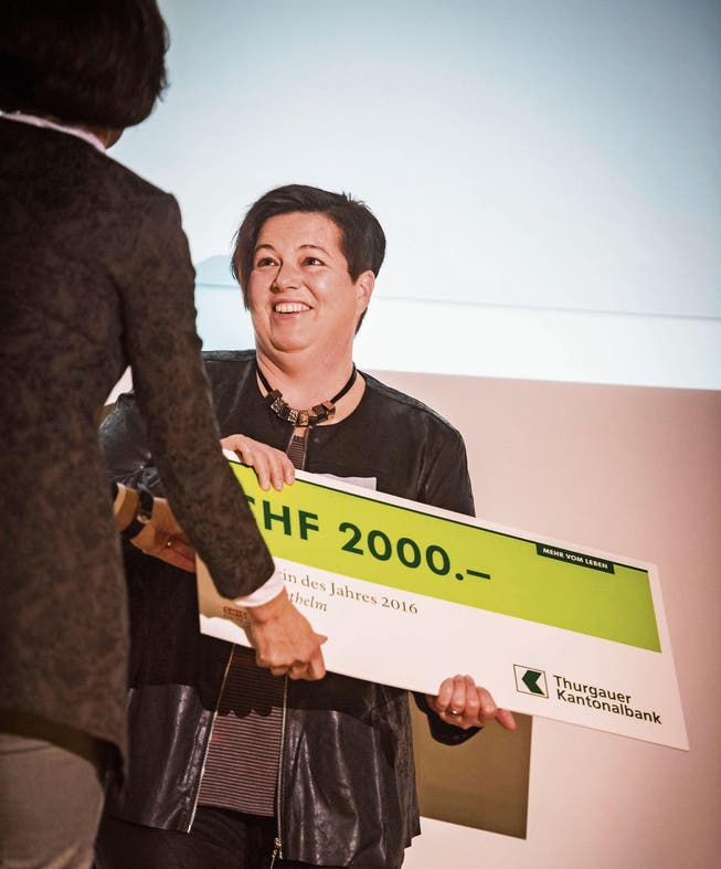 Regierungsrätin Monika Knill überreicht Heidi Diethelm den Check über 2000 Franken. (Bilder: Reto Martin)