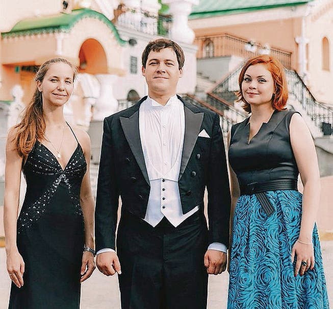 Die russischen Künstler (von links) Juliia Rumiantseva, Stepan Jegurajew und Anna Jegurajewa werden in Bazenheid konzertieren. (Bild: pd)