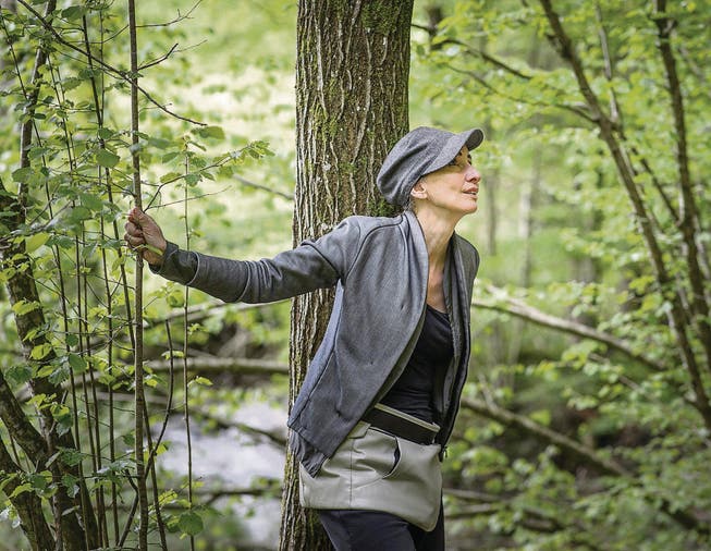 Nach der Arbeit im Atelier durch den Wald streifen: Die Zürcher Modemacherin Ida Gut tankt in der Appenzeller Natur auf. (Bild: Michel Canonica)
