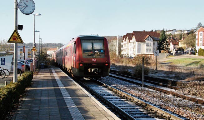 Auf der Strecke Schaffhausen&ndash;Basel fahren heute Dieselzüge. (Bild: Sebastian Keller (Tiengen, 28. Dezember 2016))