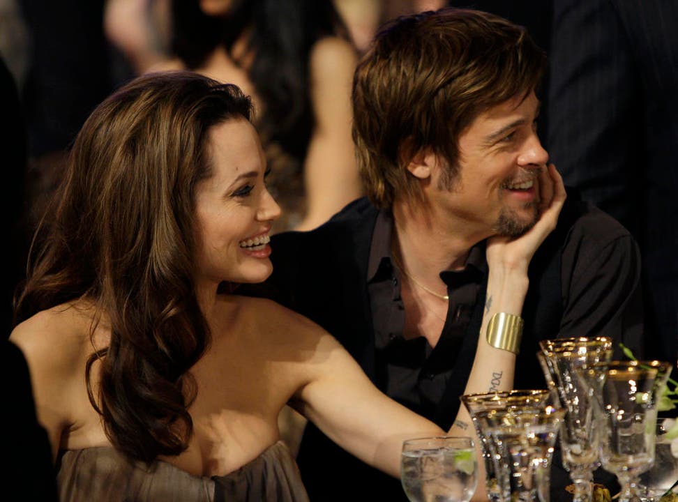 Aller Unkenrufe zum Trotz hält die Beziehung zu Angelina Jolie, hier 2008 bei einer Preisverleihung in Los Angeles. (Bild: Keystone)