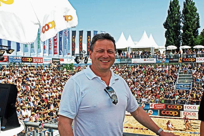 Peter Thoma, Geschäftsführer der Beachtour, im Centre Court am Rorschacher Hafen. (Bild: Fritz Bichsel)