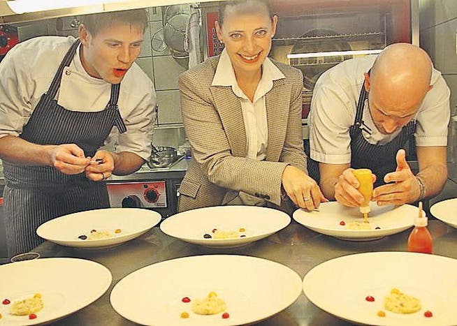 Starkoch Cornelius Speinle, Hotelfachfrau Kirstin Speinle mit Koch Markus Stöckle dekorieren die Teller für eine Vorspeise. (Bild: Margrith Pfister-Kübler)