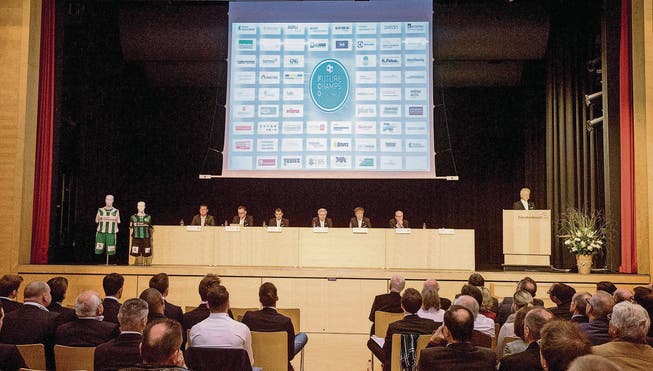 Der Verwaltungsrat der FC St. Gallen AG mit Präsident Dölf Früh (ganz rechts) berichtet im Gossauer Fürstenlandsaal über das Geschäftsjahr 2014/15. (Bild: Beat Belser)