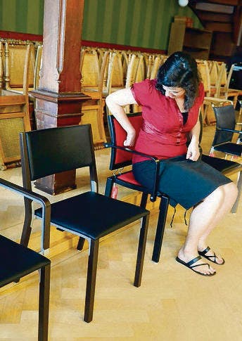 Noemi Schramm auf rotem Stuhl. (Bild: Nana do Carmo)