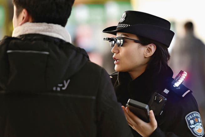 Chinesische Polizisten haben durch Überwachung mittels Datenbrillen Kriminelle gefasst. (Bild: AFP)