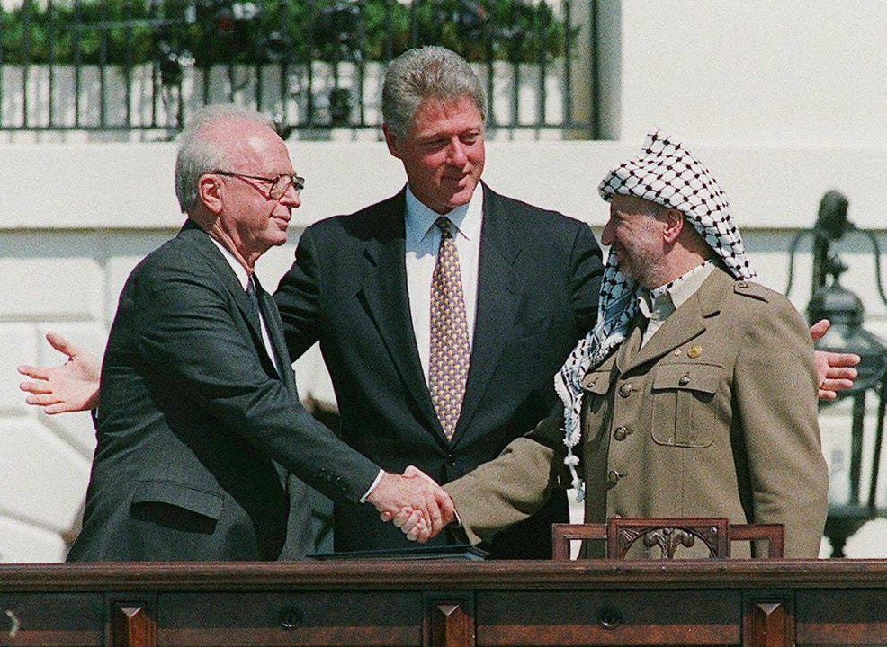 Am 13. September 1993 kam es zum historischen Handschlag zwischen dem israelischen Ministerpräsidenten Yitzhak Rabin und Palästinenserführer Yassir Arafat. In der Mitte der damalige US-Präsident Bill Clinton. (Bild: Keystone)