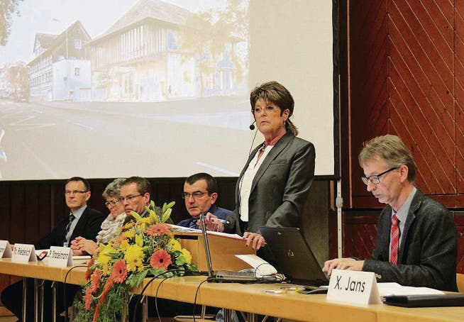 Gemeindepräsidentin Heidi Grau stellt das Neubauprojekt für das Gemeindehaus Zihlschlacht vor. (Bild: Barbara Hettich)