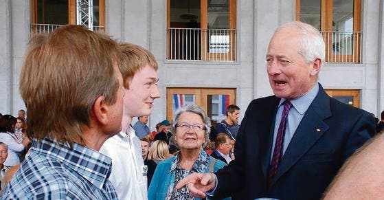 Fürst Hans-Adam II. im Gespräch mit Bürgern und «Fans» an der Kundgebung für sein politisches Vetorecht. (Bild: Günther Meier)