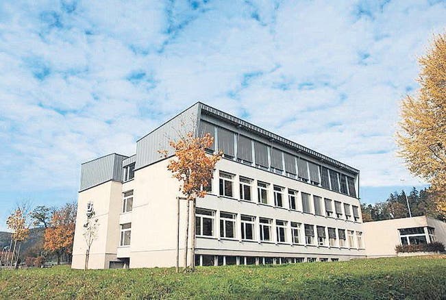 Die Sekundarschule Bächelacker wurde 1976 eingeweiht. Die Schulbehörde plant nun an der Südseite (links) einen Anbau. (Bilder: Olaf Kühne)