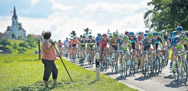 Dieses Tour-de-Suisse-Rennen ist schon lange vorbei, doch der Fall Mattle geht in die nächste Instanz &ndash; der Tross im Sommer 2012 bei St. Pelagiberg. (Bild: Luca Linder)
