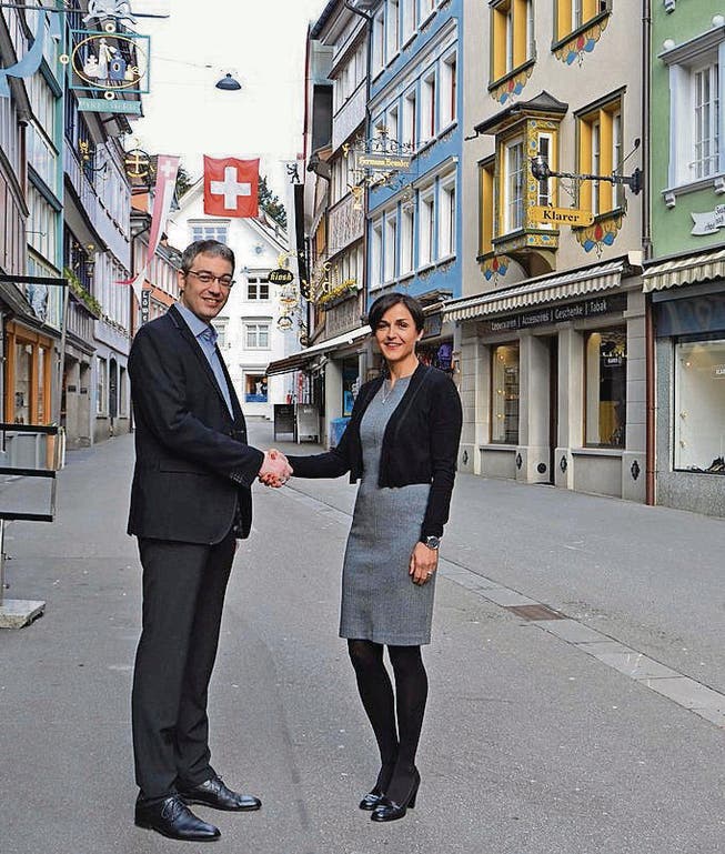 Rico Roduner, Leiter des Innerrhoder Personalamts, und Corinne Indermaur, Geschäftsführerin der Familienplattform Ostschweiz. (Bild: pd)