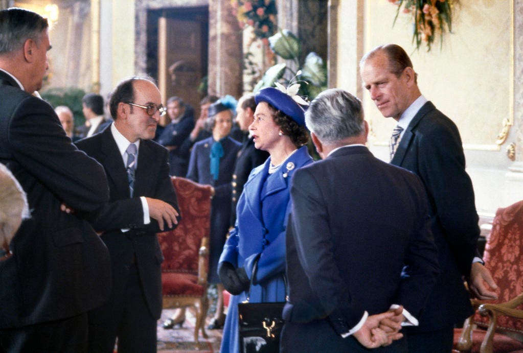 Bundesrat Kurt Furgler, links, unterhält sich am 29. April 1980 in den Wandelhallen des Bundeshauses in Bern mit Queen Elizabeth II. und ihrem Mann Prinz Philipp, die zu einem Staatsbesuch in die Schweiz gekommen sind. (Bild: Keystone)