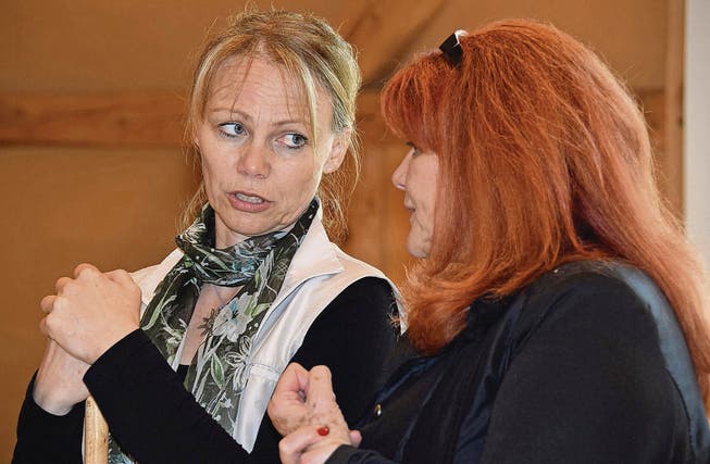 Bereits voll im Element: Hauptdarstellerin Monika Ricklin (links) und Regisseurin Monika Wild bei den Proben. (Bild: pd)