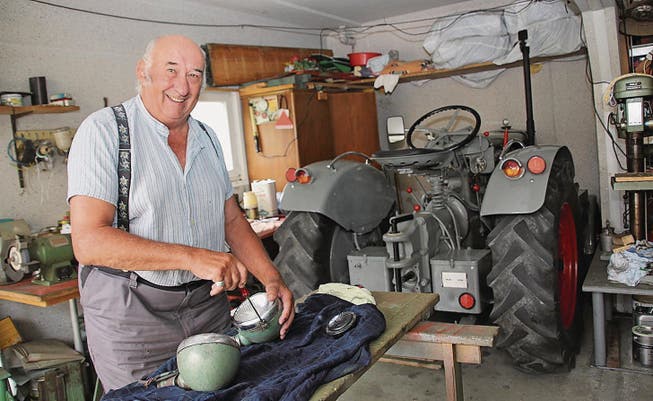Rund 30 Traktoren sind durch Toni Jöhls Hände gegangen; etwa zwei Drittel davon hat er eigenhändig restauriert. (Bild: Cecilia Hess-Lombriser)