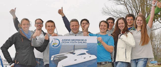 Das Team um Präsident Jürg Hochstrasser (Mitte) zeigt, wie der Katamaran einst aussehen soll. (Bild: Margrith Pfister-Kübler)