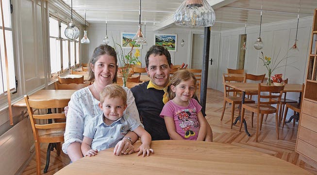 Anita und Markus Tobler mit ihren Kindern Maurus und Jasmin in der gemütlichen Gaststube. (Bild: ker)