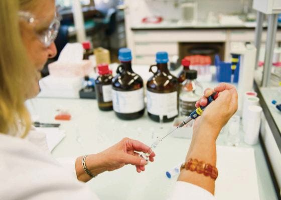 Im kantonalen Labor arbeitet eine Mitarbeiterin der chemischen Abteilung mit einer Mikroliter-Pipette. (Bild: Coralie Wenger)