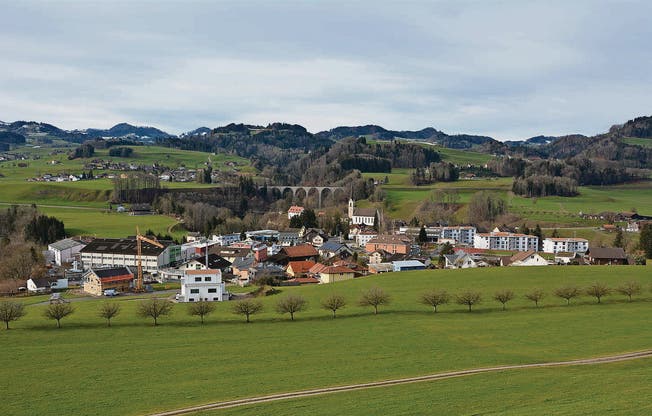 Lütisburg, die Brückengemeinde, plant dank guter Steuereinnahmen eine Steuerfusssenkung um zehn Prozent. (Bilder: Beat Lanzendorfer)