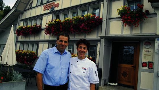 Seit 2001 führen Silvia und Thomas Manser das Gourmetrestaurant «Truube» in Gais. Nachdem sie die Fassade erneuert haben, wurden nun die Innenräume total saniert. (Bilder: rb)