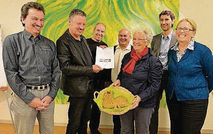 Freude über das Label: Das Umweltteam der Katholischen Kirchgemeinde Sirnach bekommt den «Grünen Güggel» überreicht. (Bild: pd)