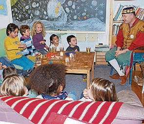 Oskar Süess unterhielt die Kinder mit Geschichten. (Bild: pd)