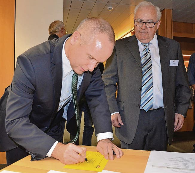 Regierungsrat Stefan Kölliker füllt in Anwesenheit von IG-Kultur-Wil-Präsident Rolf Benz den Antrag auf Mitgliedschaft aus. (Bilder: Philipp Haag)